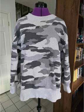 Aerie Sweater size Medium Grey Camo